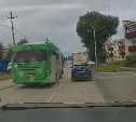 Зелёный автобус промчался по встречке в Южно-Сахалинске