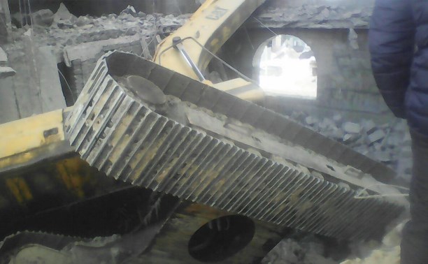 Экскаватор опрокинулся при разборе постройки в Холмске