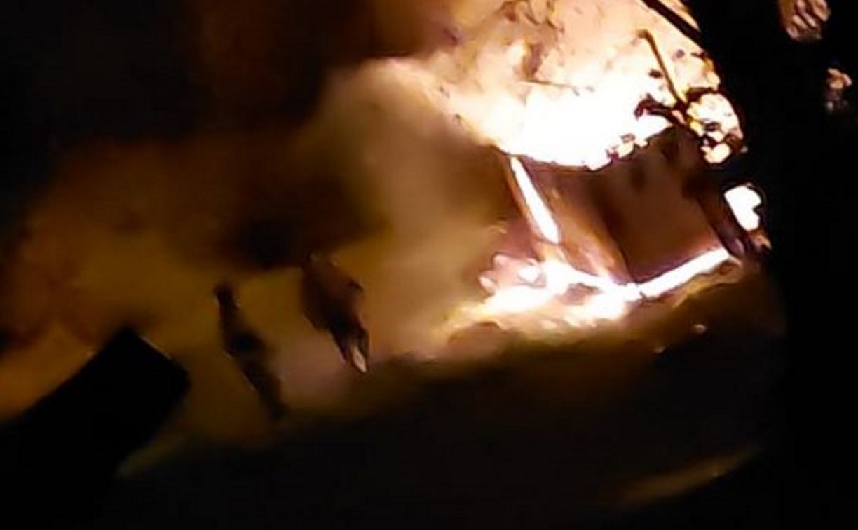 Пожарные пришли пешком: ночью в Южно-Сахалинске горели мусорные контейнеры