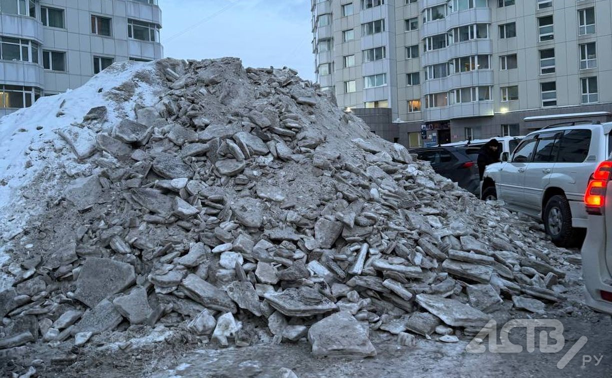 Снежные горы раздора: кто и когда должен вывозить снег со дворов Южно-Сахалинска