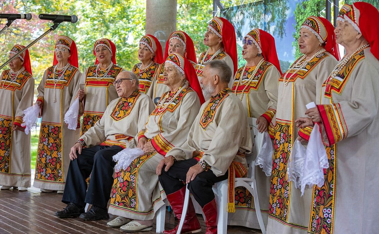 В Южно-Сахалинске устроили праздник "Рябиновый край" для инвалидов и пожилых людей
