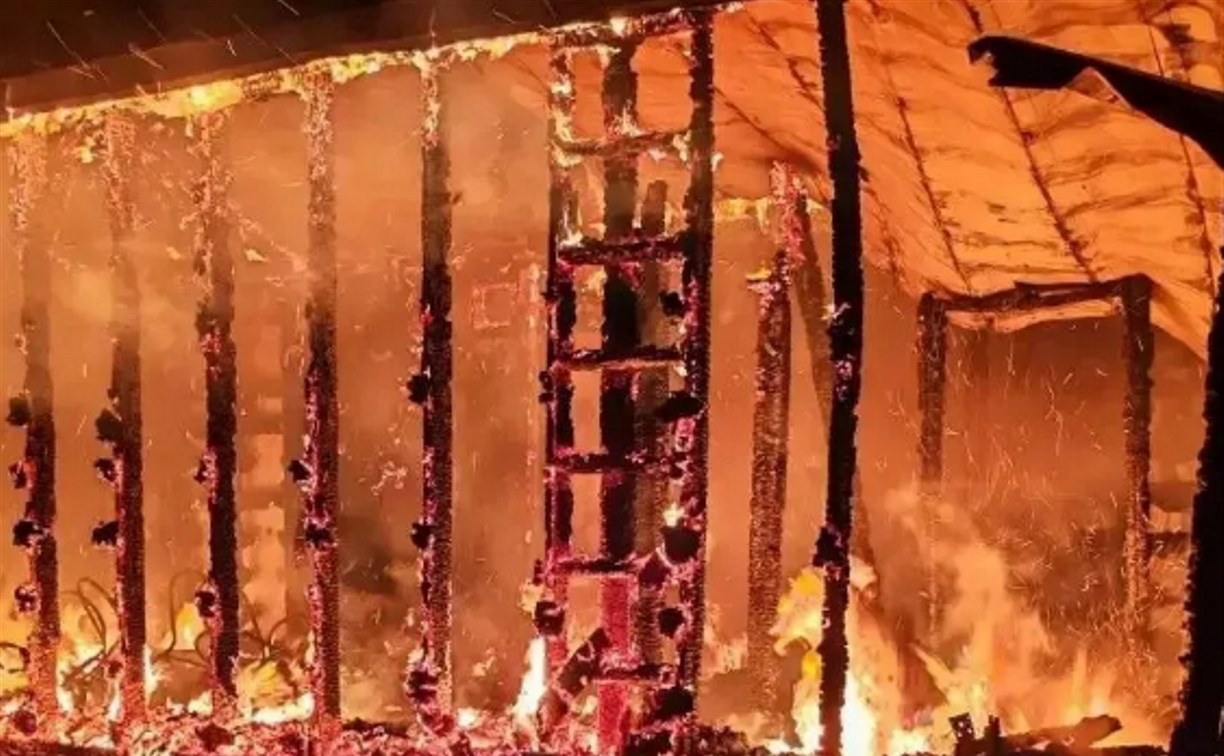 Дачный дом загорелся в Анивском районе