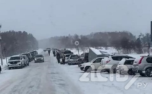 Два автомобиля едва не столкнулись на скользкой дороге к Охотскому