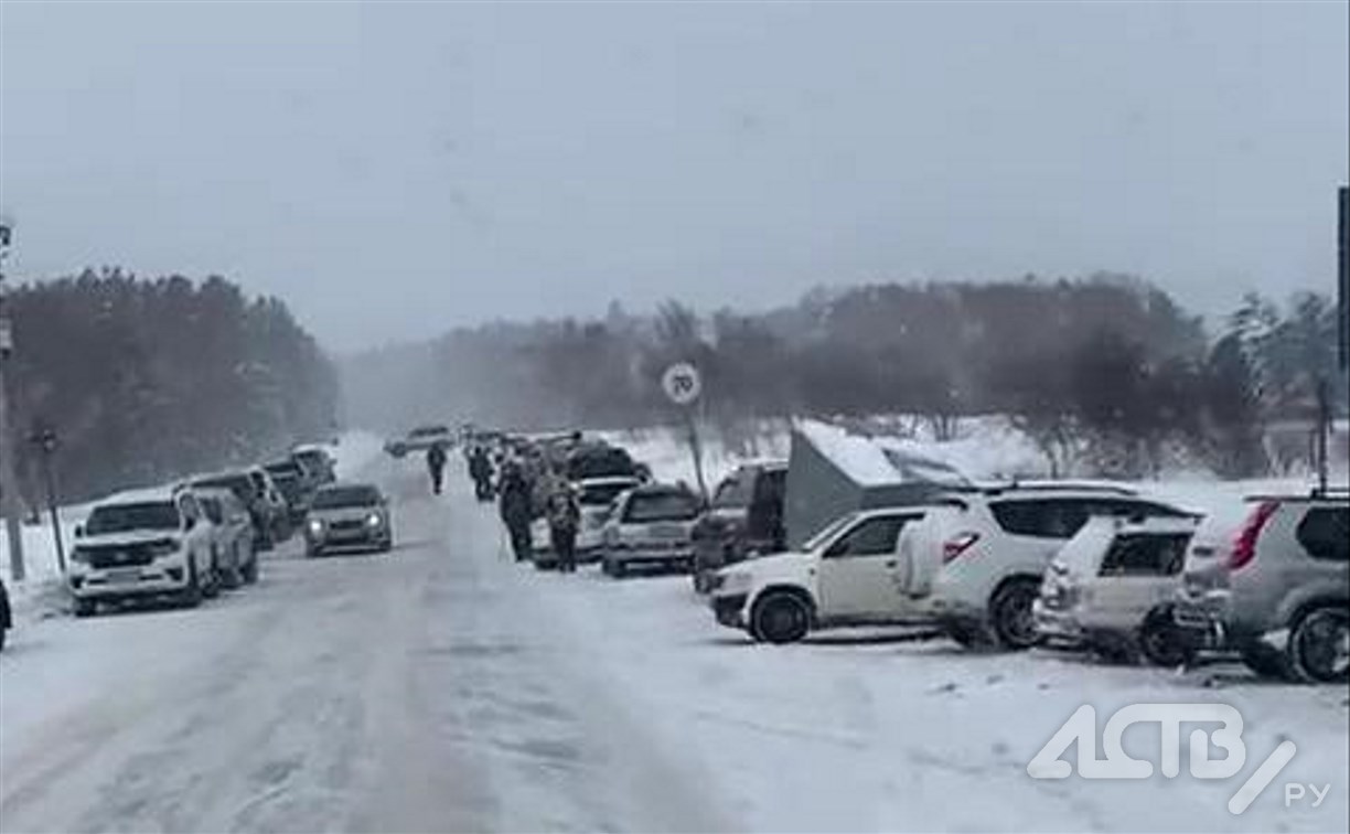 Два автомобиля едва не столкнулись на скользкой дороге к Охотскому -  Новости Сахалинской области - astv.ru