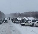 Два автомобиля едва не столкнулись на скользкой дороге к Охотскому