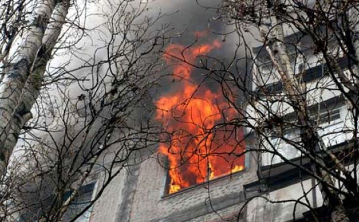 Пожар тушили в расселённом доме в Охе