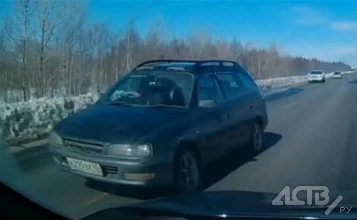 Еще чуть-чуть и лобовое: "универсал" вылетел на встречку в Долинском районе 