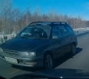 Еще чуть-чуть и лобовое: "универсал" вылетел на встречку в Долинском районе 