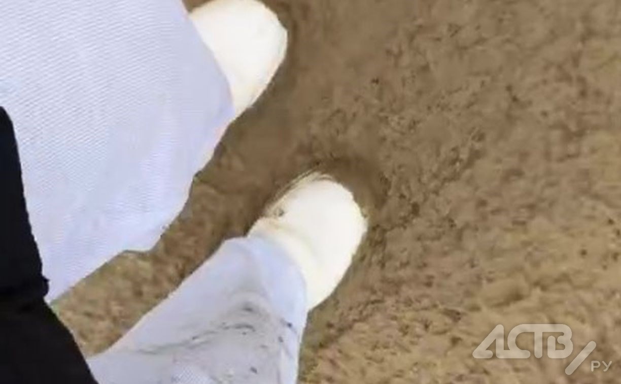 Распутица в Южно-Сахалинске: грунтовые дороги "плывут", техника работает круглосуточно