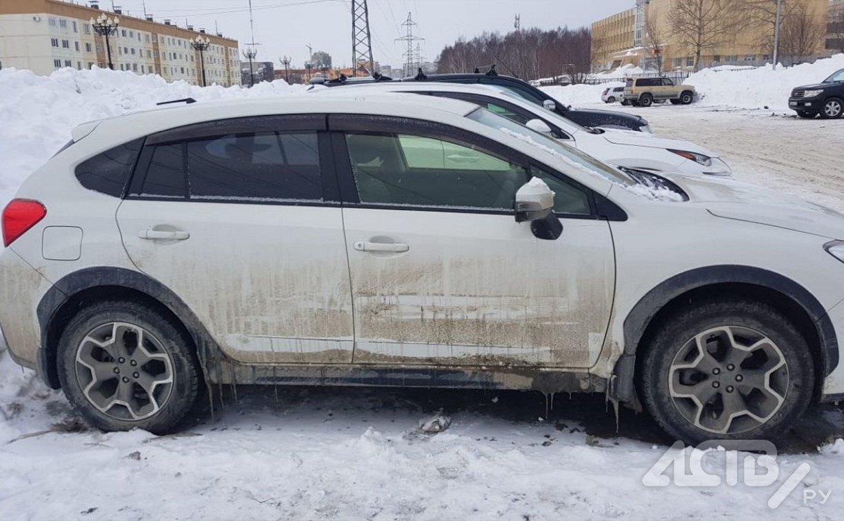 Неизвестный поцарапал Subaru XV на перехватывающей парковке в Южно-Сахалинске