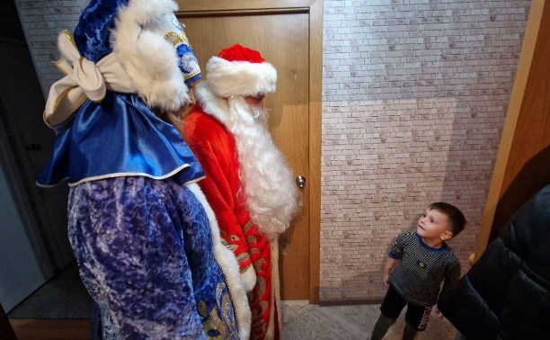 На Сахалине мэр переоделся в Деда Мороза и пришёл с подарками к детям