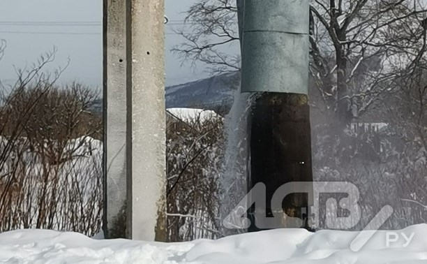 Очевидец: трубу прорвало в Южно-Сахалинске, вода хлещет фонтаном