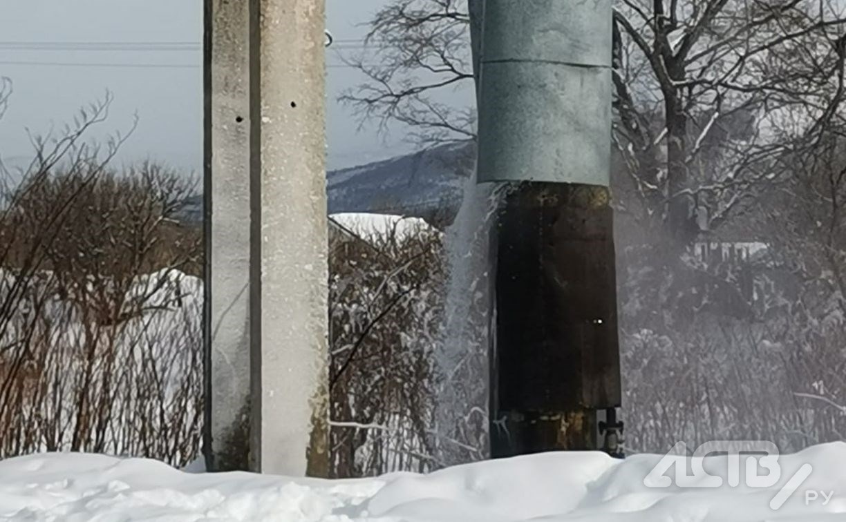 Очевидец: трубу прорвало в Южно-Сахалинске, вода хлещет фонтаном