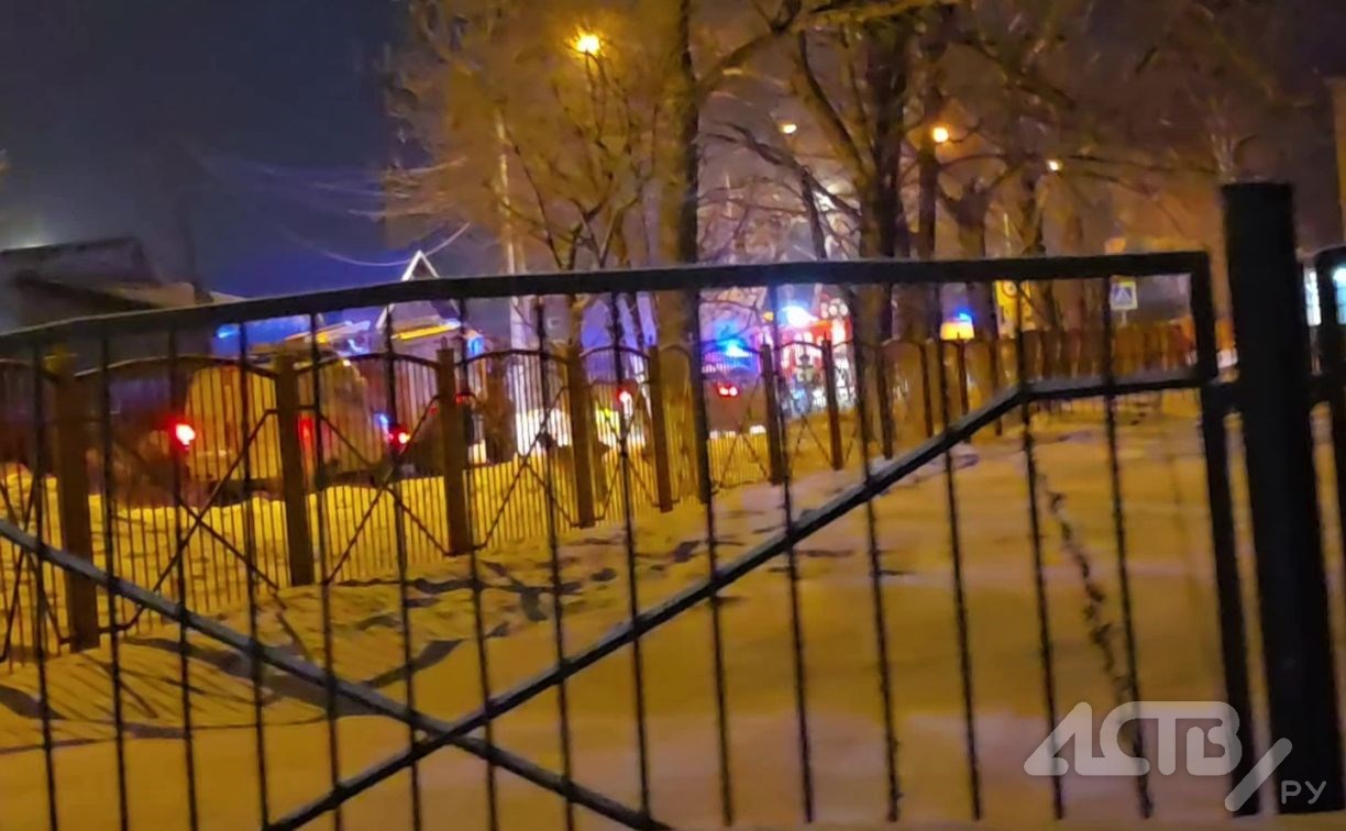 Более 20 пожарных съехались к кадетской школе в Южно-Сахалинске: пламя заметили на крыше