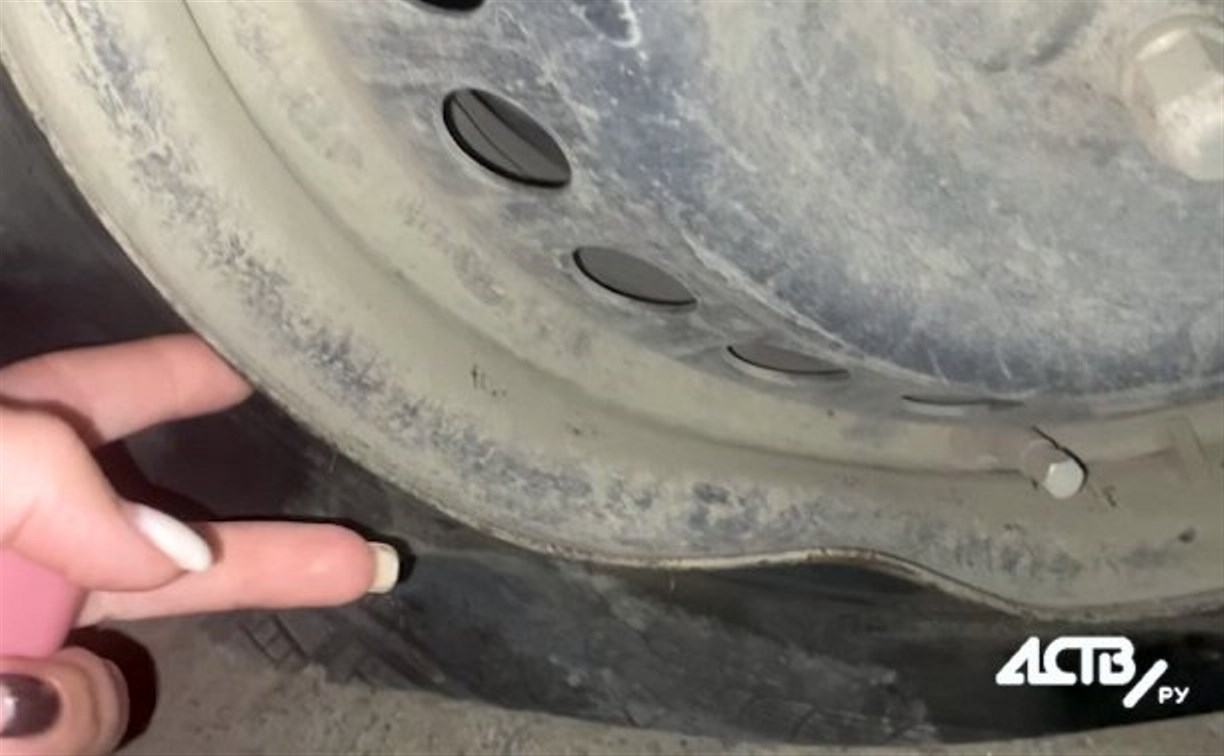 "За что мы платим налог?": сахалинка третий раз повредила колесо на дороге к Таранаю