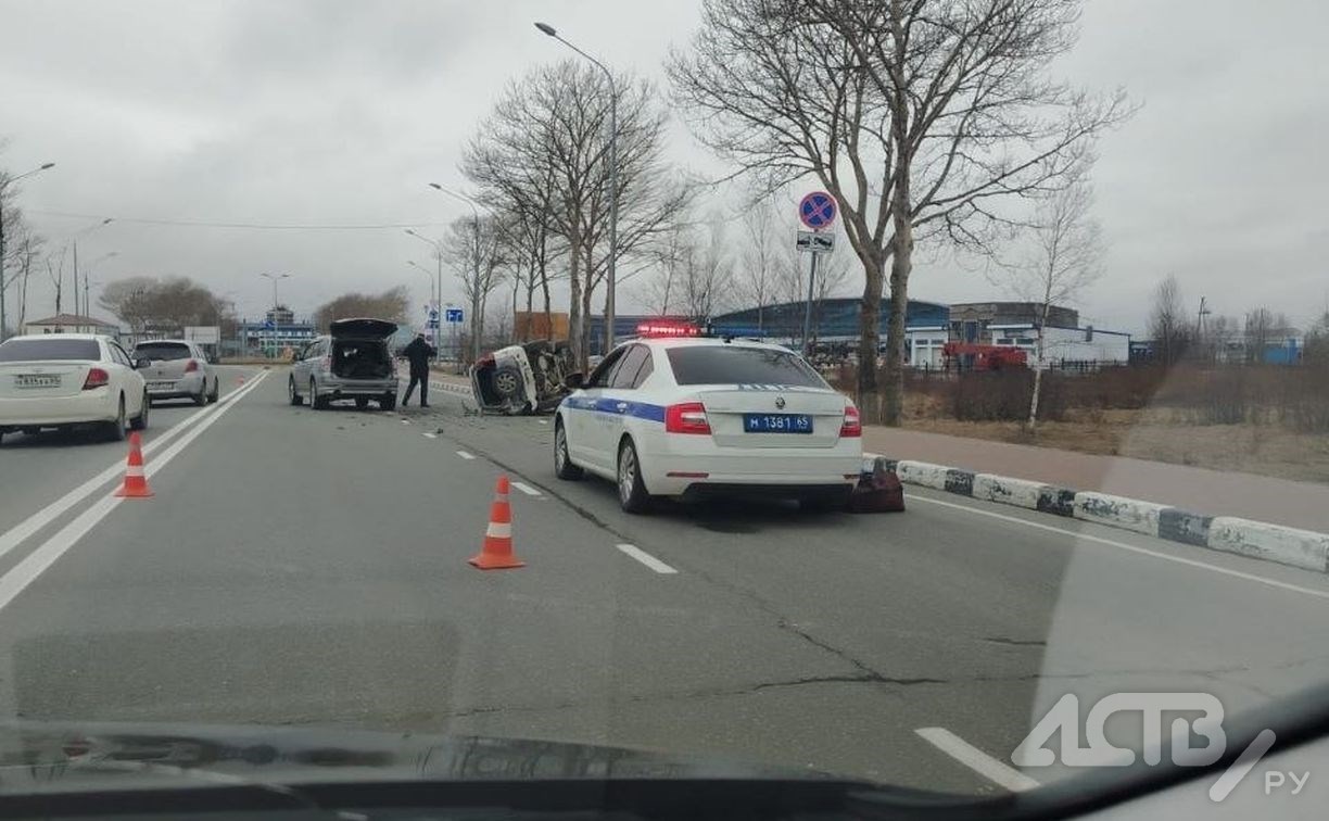 Автомобиль перевернулся на бок во время аварии в Южно-Сахалинске