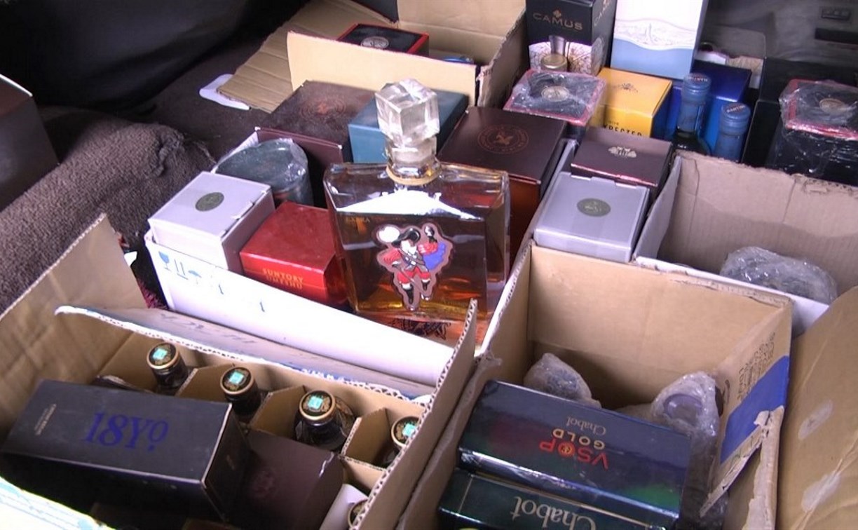 Больше 450 бутылок алкоголя изъяли сахалинские полицейские