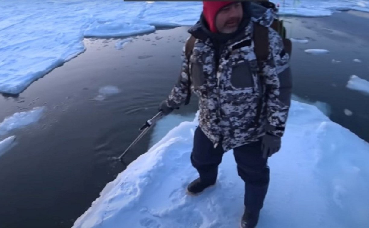 Двое рыбаков на льдине дошли до берега Сахалина, гребя буром