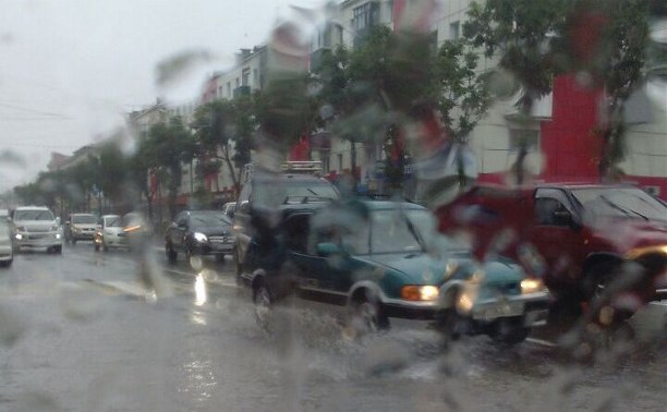 Дождь затопил центральные улицы Южно-Сахалинска и дворы