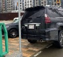 "Это уже сверхнаглость": водители в Южно-Сахалинске припарковали авто на тротуаре под знаком
