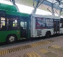 "Ну здравствуй, брат": два автобуса столкнулись в аэропорту Южно-Сахалинска