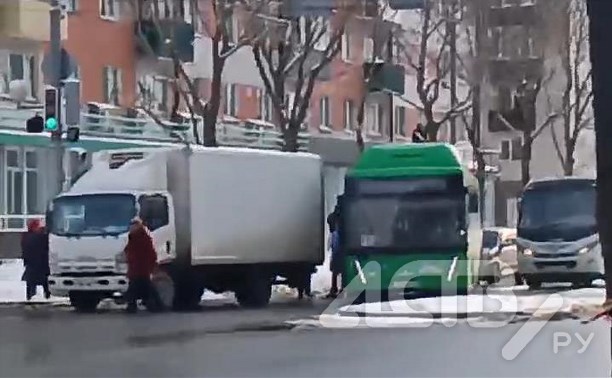 Рейсовый автобус и грузовик столкнулись в Южно-Сахалинске