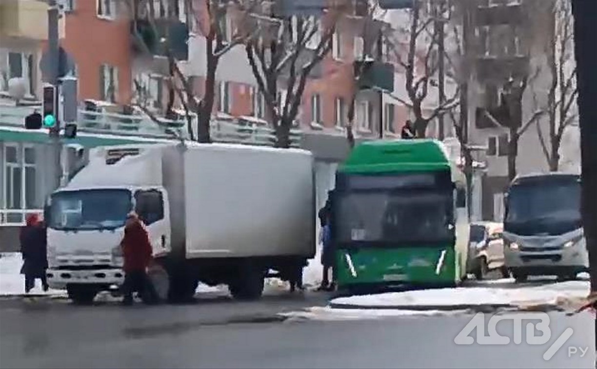Рейсовый автобус и грузовик столкнулись в Южно-Сахалинске