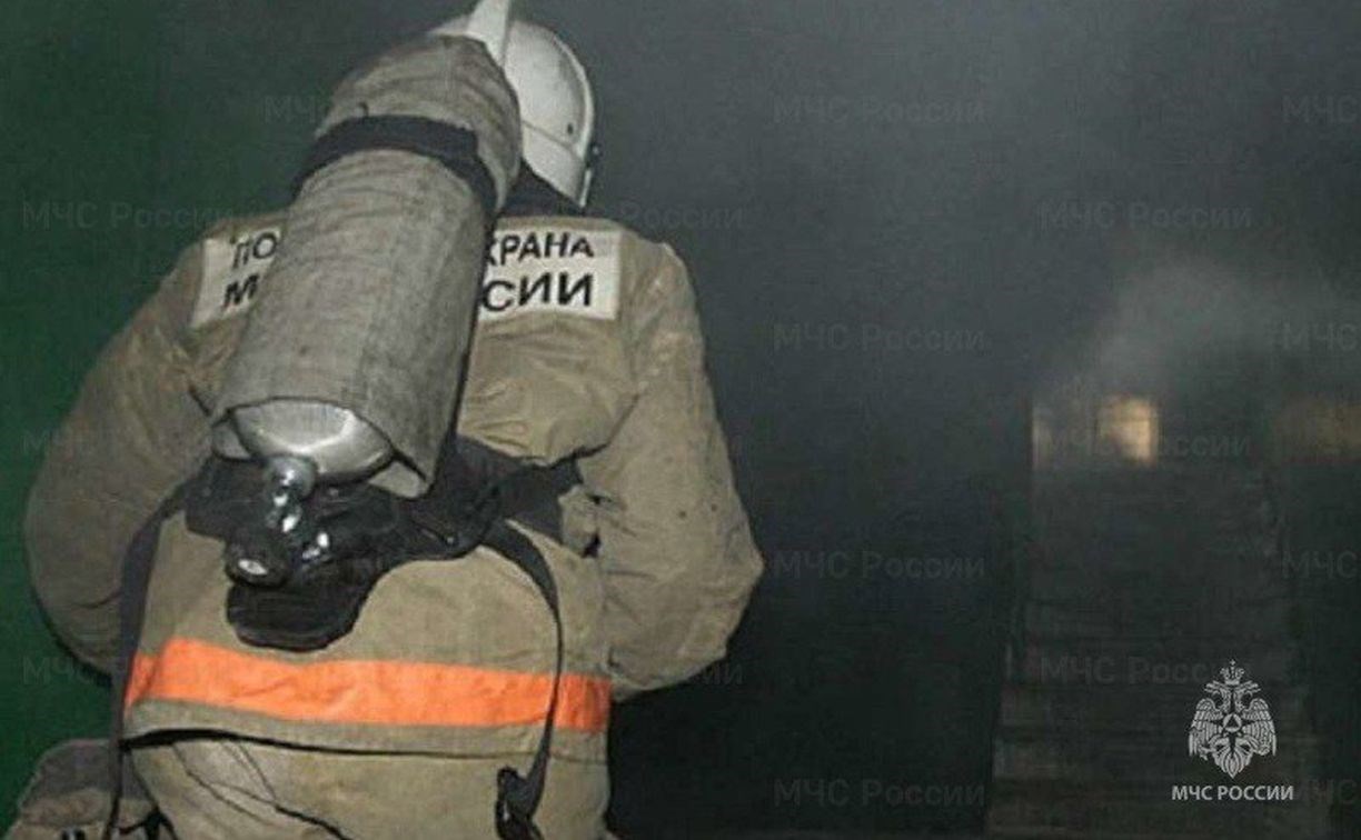 Заброшка открытым огнём горела в Южно-Сахалинске в полночь