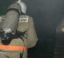 Заброшка открытым огнём горела в Южно-Сахалинске в полночь