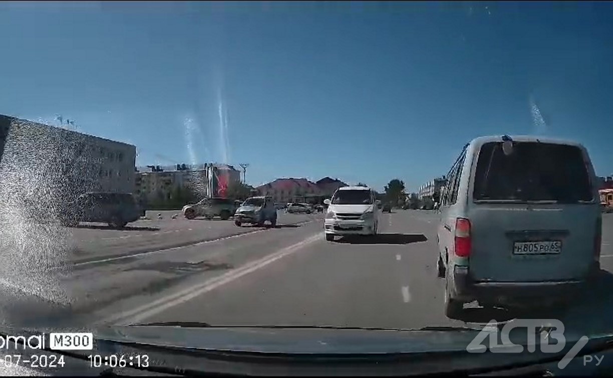 Сотрудники ГАИ нашли и наказали автомобилиста, который катался по встречной полосе в Долинске Сотрудники ГАИ нашли и наказали автомобилиста, который катался по встречной полосе в Долинске