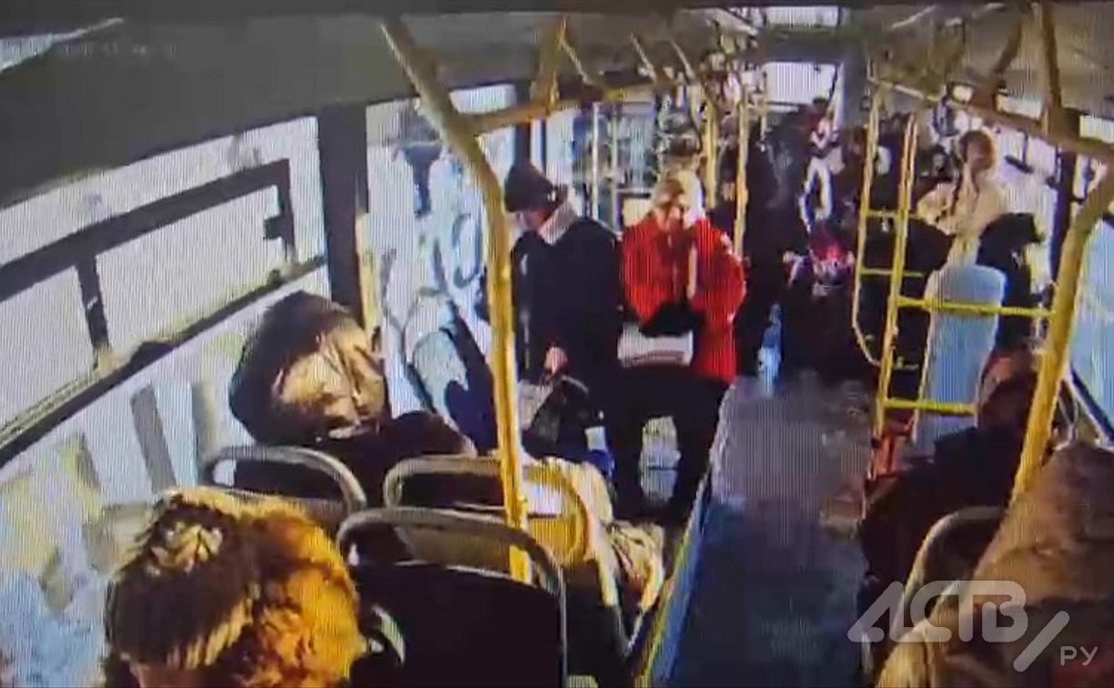 Следком организовал проверку по факту падения пассажирки в автобусе в Южно-Сахалинске