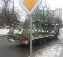 Искусственную елку из парка перевозят на площадь Ленина в Южно-Сахалинске
