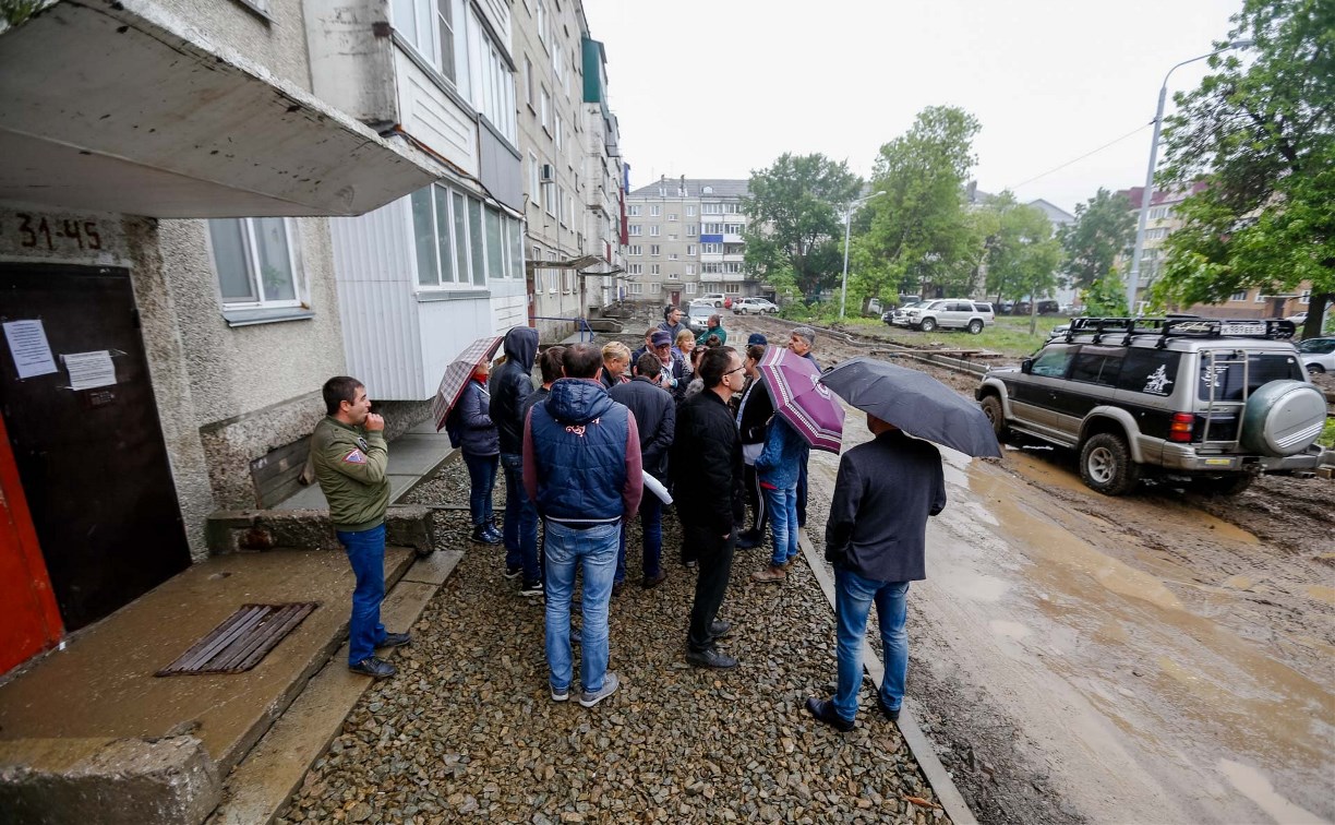 Южносахалинцы пожаловались на ремонт двора на Комсомольской улице