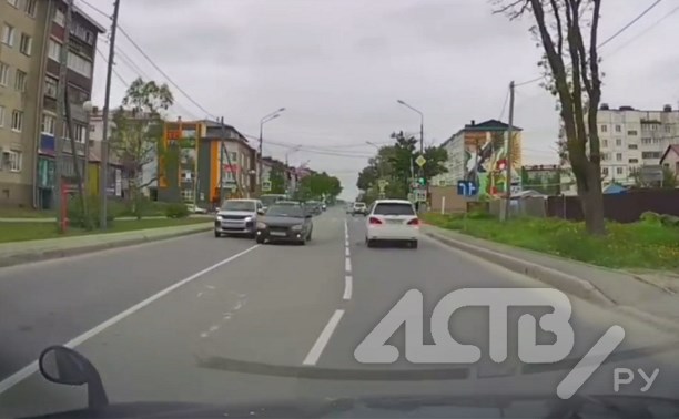 Лихач на Subaru решил проскочить "по-быстрому" и чуть не устроил ДТП в Луговом 