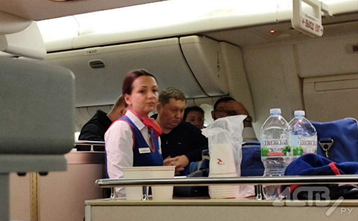 Инцидент на борту рейса Москва - Южно-Сахалинск: пассажирка потеряла сознание, в туалете "засмолили"
