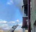 На проспекте Победы в Южно-Сахалинске загорелся балкон многоэтажки