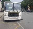 Один муниципальный автобус снёс "ухо" другому на остановке в Южно-Сахалинске