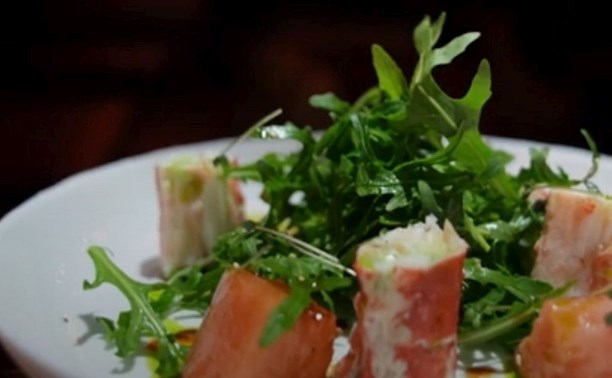 Такое сочетание вы ещё не видели: рецепт салата из арбуза и краба