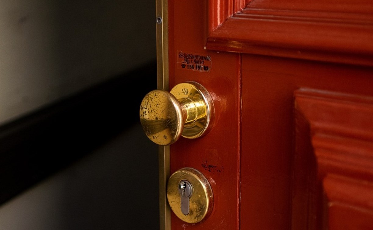 Холмчанин украл у женщины ключи от квартиры и периодически заглядывал к ней в гости