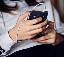 Минпросвещения советует школьникам до 16 лет меньше сидеть в телефонах