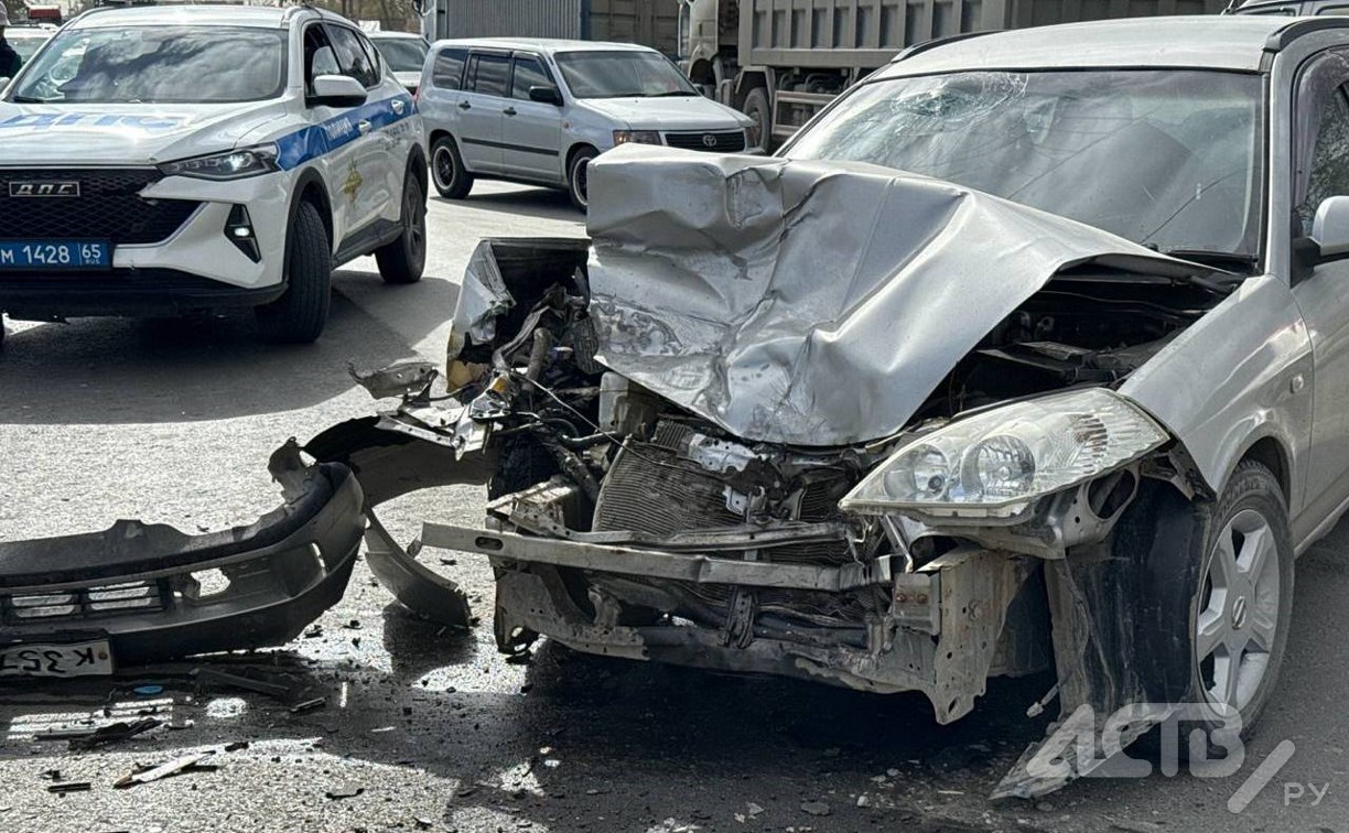 "Пострадал водитель Nissan": универсал и внедорожник жёстко столкнулись в Южно-Сахалинске