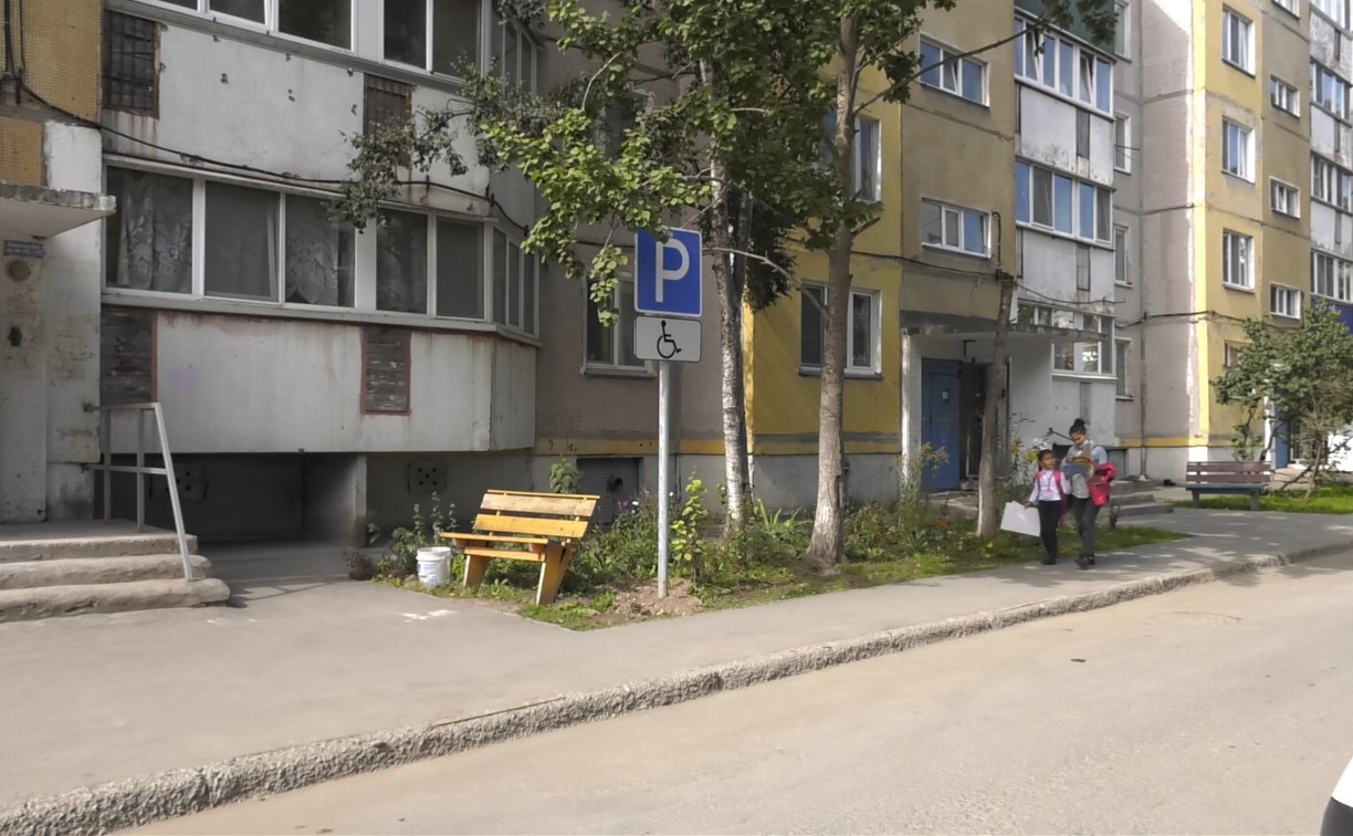 Сахалинский инвалид удивлён знаком парковки около своего подъезда