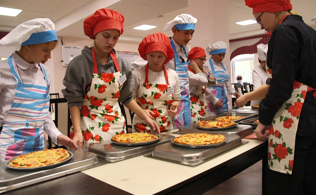Сахалинские рестораторы приготовили пиццу в школьной столовой