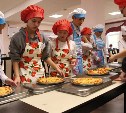 Сахалинские рестораторы приготовили пиццу в школьной столовой