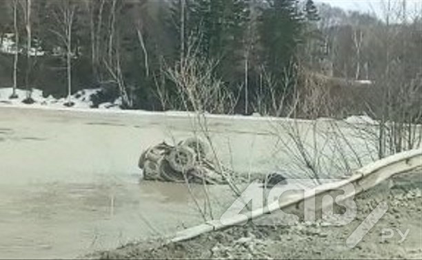 Затонувший внедорожник обнаружили сахалинцы в районе Санаторного