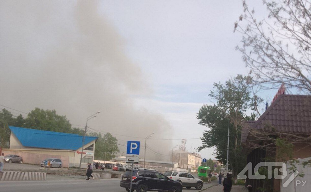 В Южно-Сахалинске на проспекте Мира загорелся частный дом 