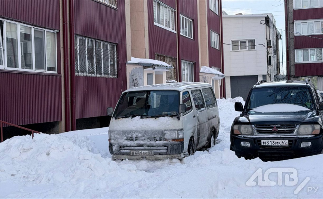 "К нам помощь не сможет попасть": въезд во двор в Южно-Сахалинске заблокировало застрявшее в снегу авто 