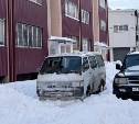 "К нам помощь не сможет попасть": въезд во двор в Южно-Сахалинске заблокировало застрявшее в снегу авто 