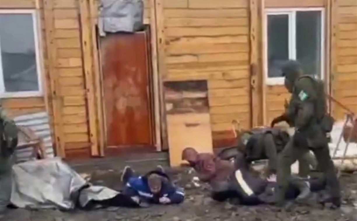 На предприятиях на Сахалине накрыли схему с фиктивной регистрацией 134 мигрантов
