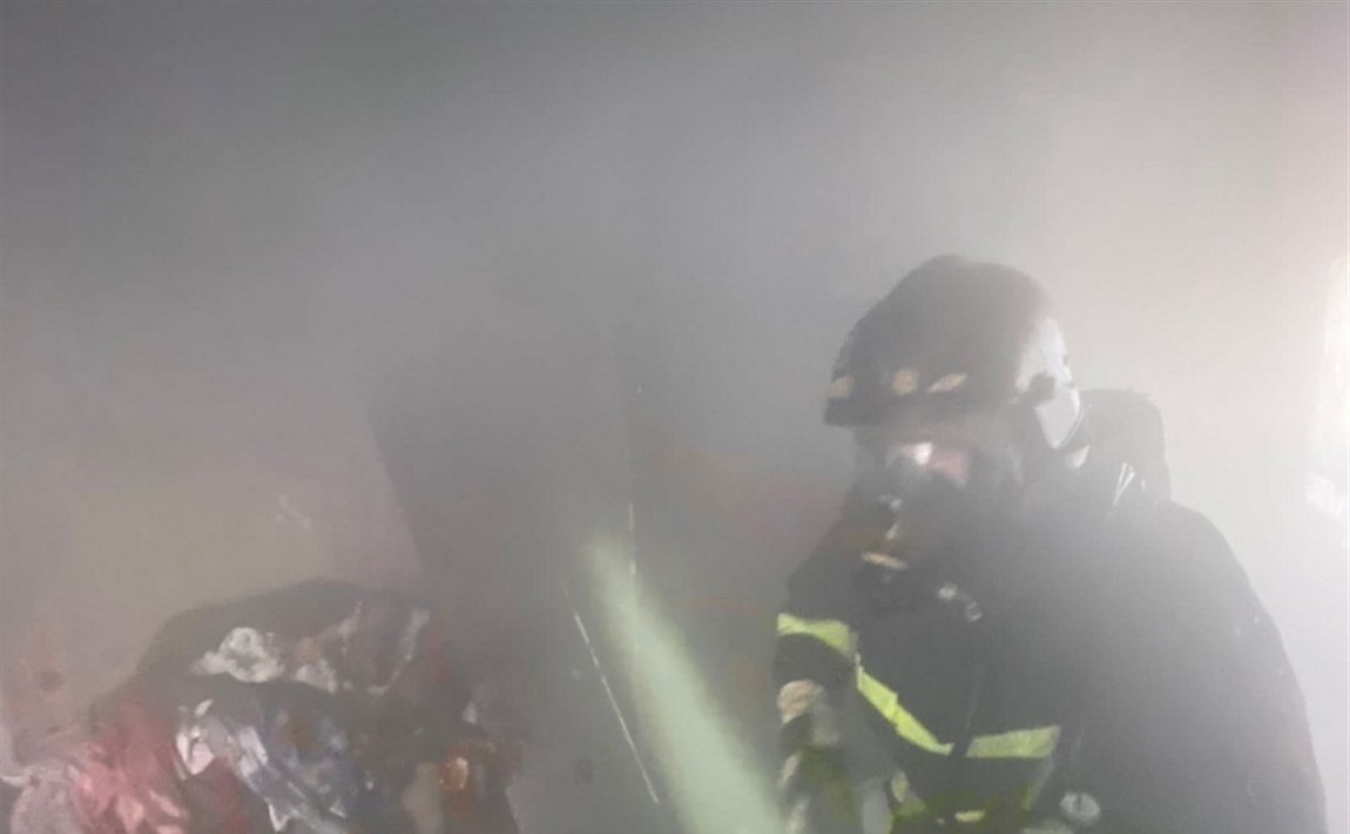 Машина и оборудование пострадали во время пожара в автосервисе в Южно-Сахалинске